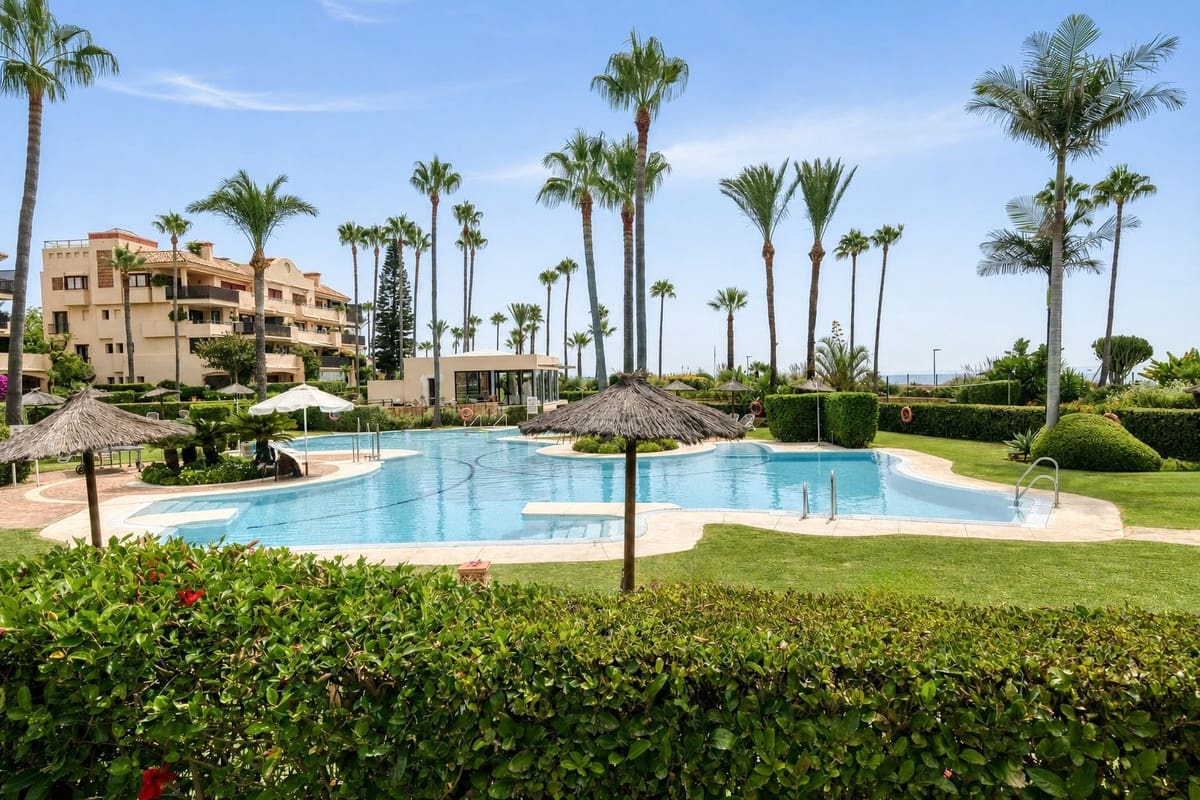 2 sovrum Lägenhet till salu i Estepona med pool garage - 2 485 000 € (Ref: 9985913)