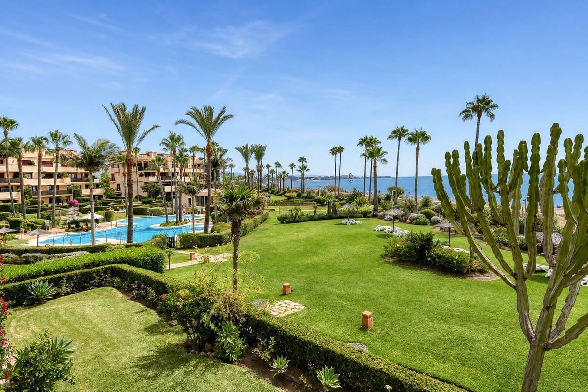 2 sovrum Lägenhet till salu i Estepona med pool garage - 2 485 000 € (Ref: 9985913)