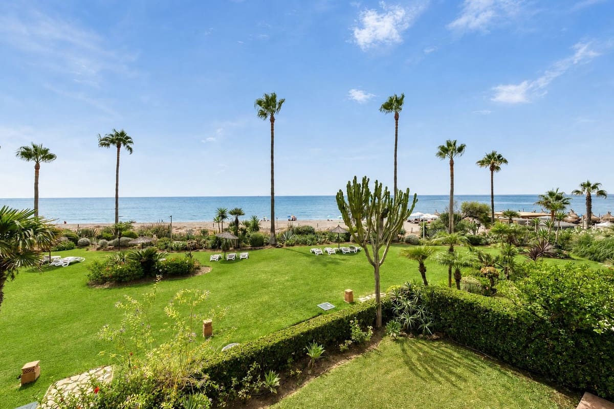 2 sovrum Lägenhet till salu i Estepona med pool garage - 2 485 000 € (Ref: 9985913)