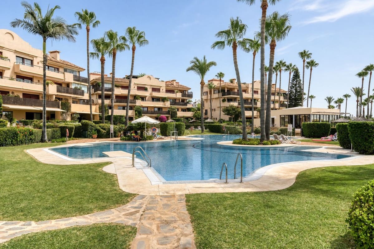 2 sovrum Lägenhet till salu i Estepona med pool garage - 2 485 000 € (Ref: 9985913)