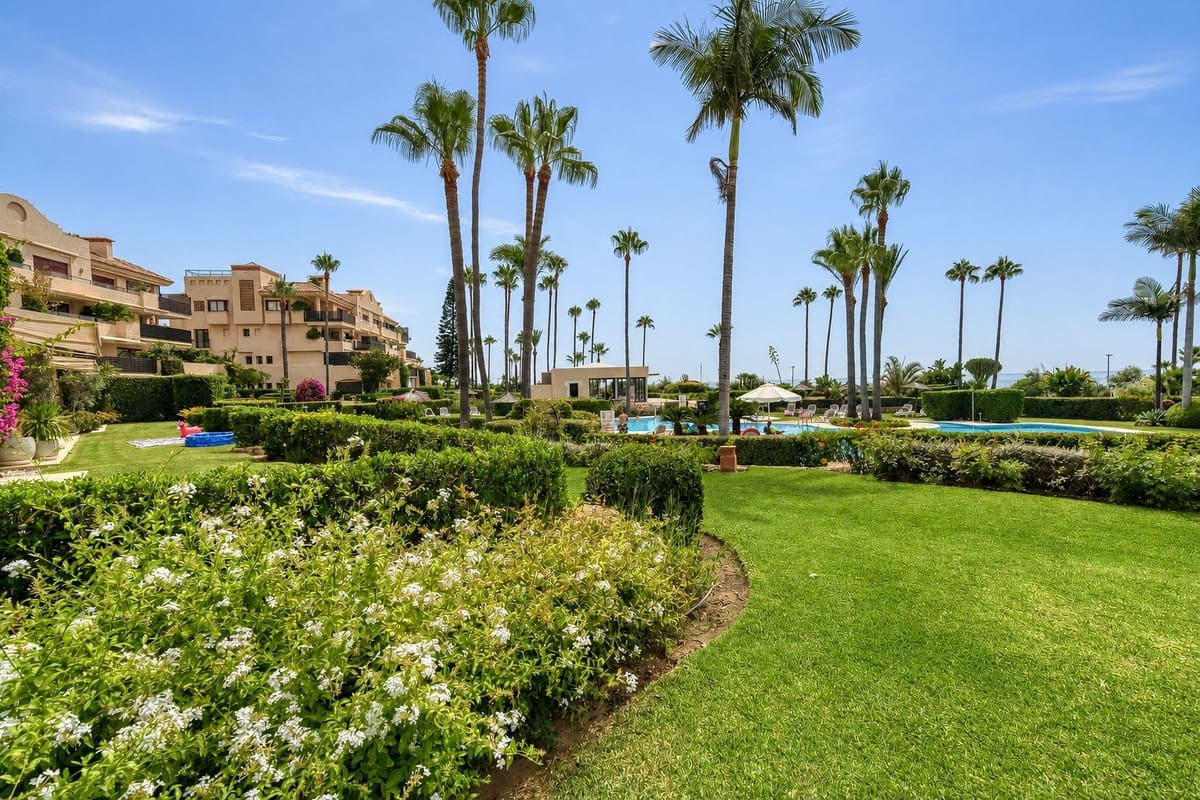 2 sovrum Lägenhet till salu i Estepona med pool garage - 2 485 000 € (Ref: 9985913)