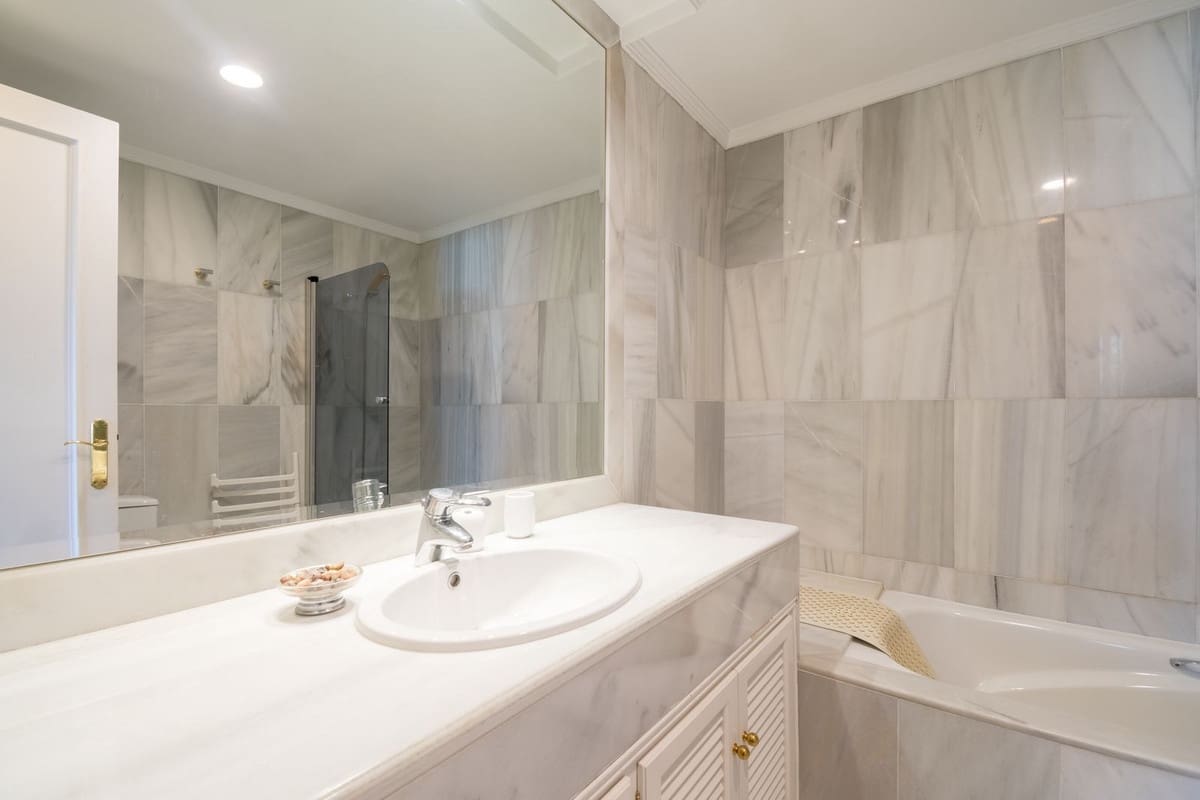3 slaapkamer Appartement te koop in Nueva Andalucia met zwembad garage - € 1.650.000 (Ref: 9997530)