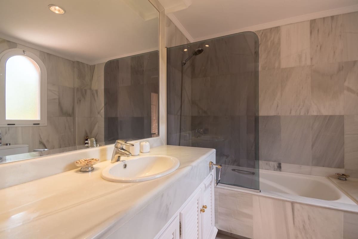 3 slaapkamer Appartement te koop in Nueva Andalucia met zwembad garage - € 1.650.000 (Ref: 9997530)
