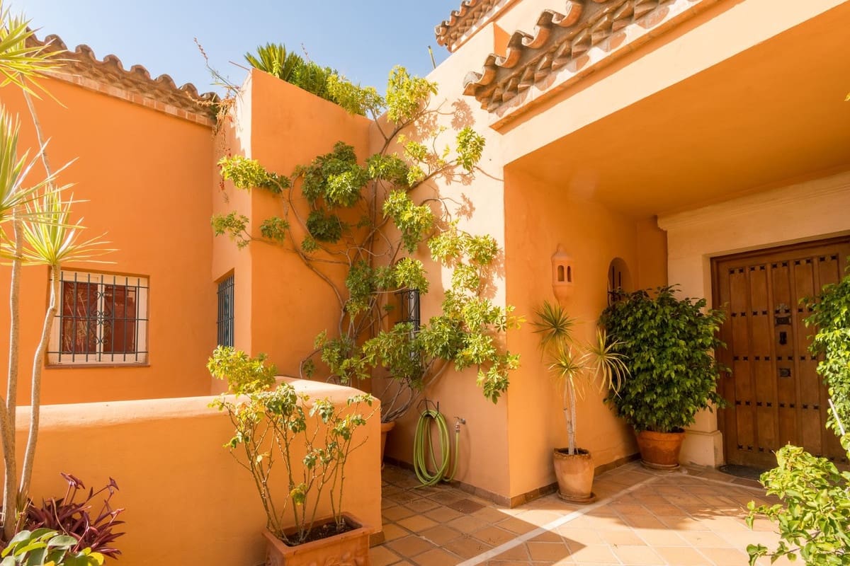 3 slaapkamer Appartement te koop in Nueva Andalucia met zwembad garage - € 1.650.000 (Ref: 9997530)