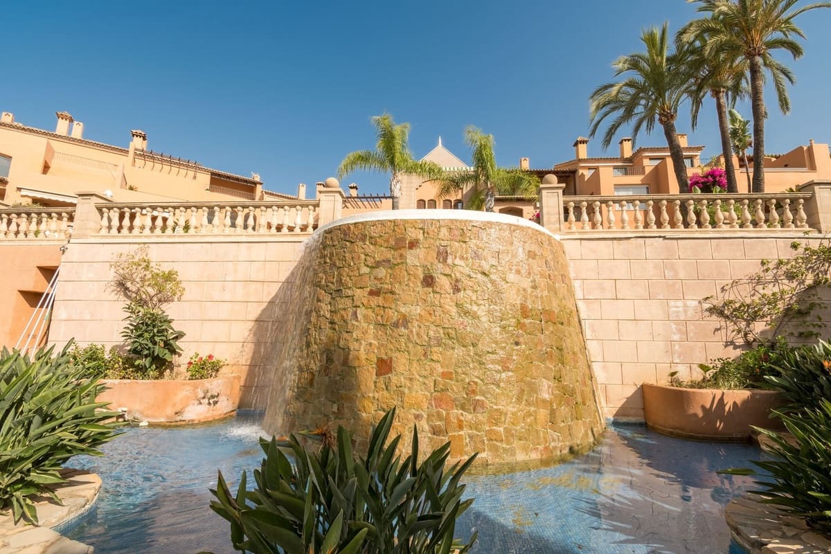 3 slaapkamer Appartement te koop in Nueva Andalucia met zwembad garage - € 1.650.000 (Ref: 9997530)