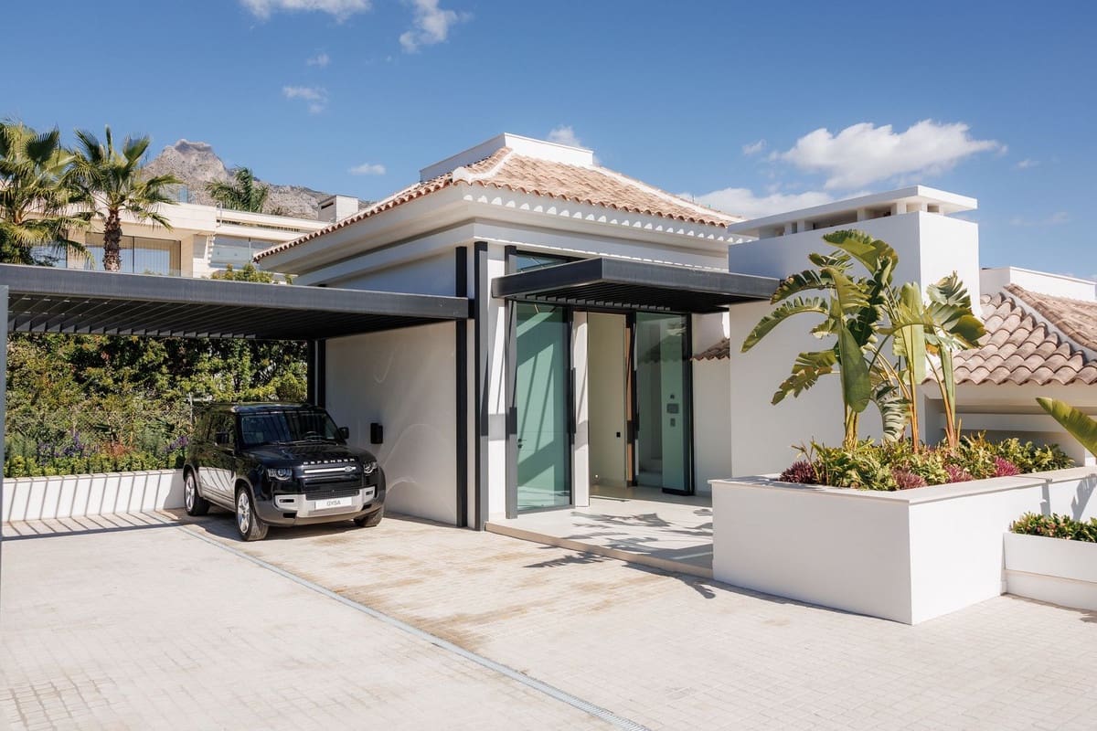 4 bedroom Villa for sale in Marbella with pool garage - € 4,900,000 (Ref: 9997648)