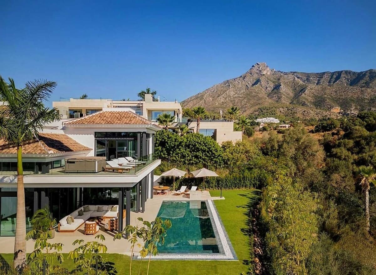 4 bedroom Villa for sale in Marbella with pool garage - € 4,900,000 (Ref: 9997648)