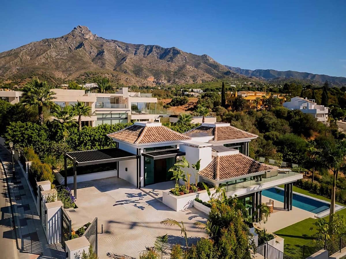 4 bedroom Villa for sale in Marbella with pool garage - € 4,900,000 (Ref: 9997648)