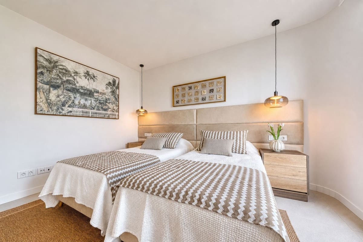 3 bedroom Apartment for sale in Estepona with pool garage - € 990,000 (Ref: 9997883)