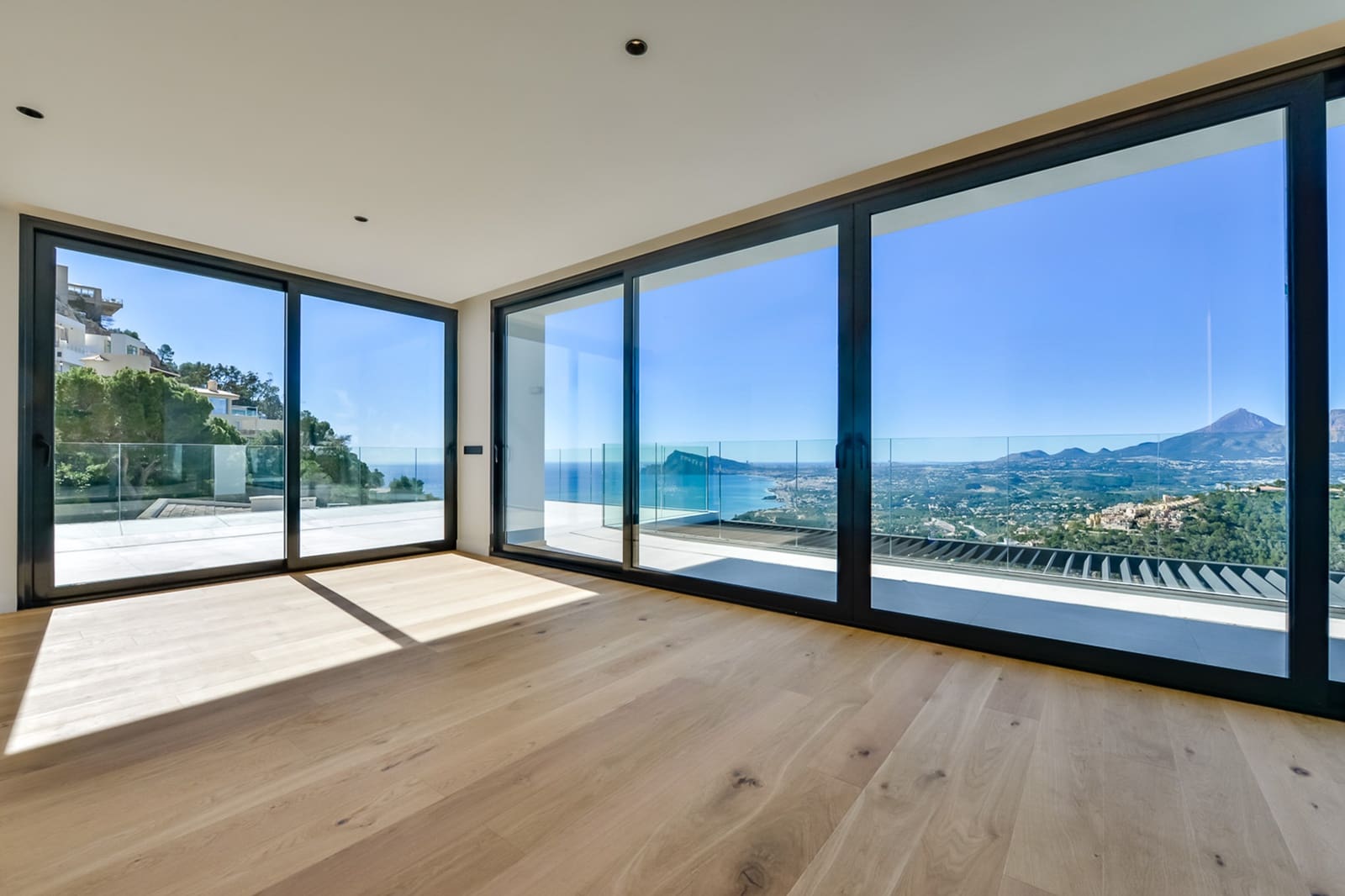 5 bedroom Villa for sale in Altea with pool garage - € 2,690,000 (Ref: 10040035)