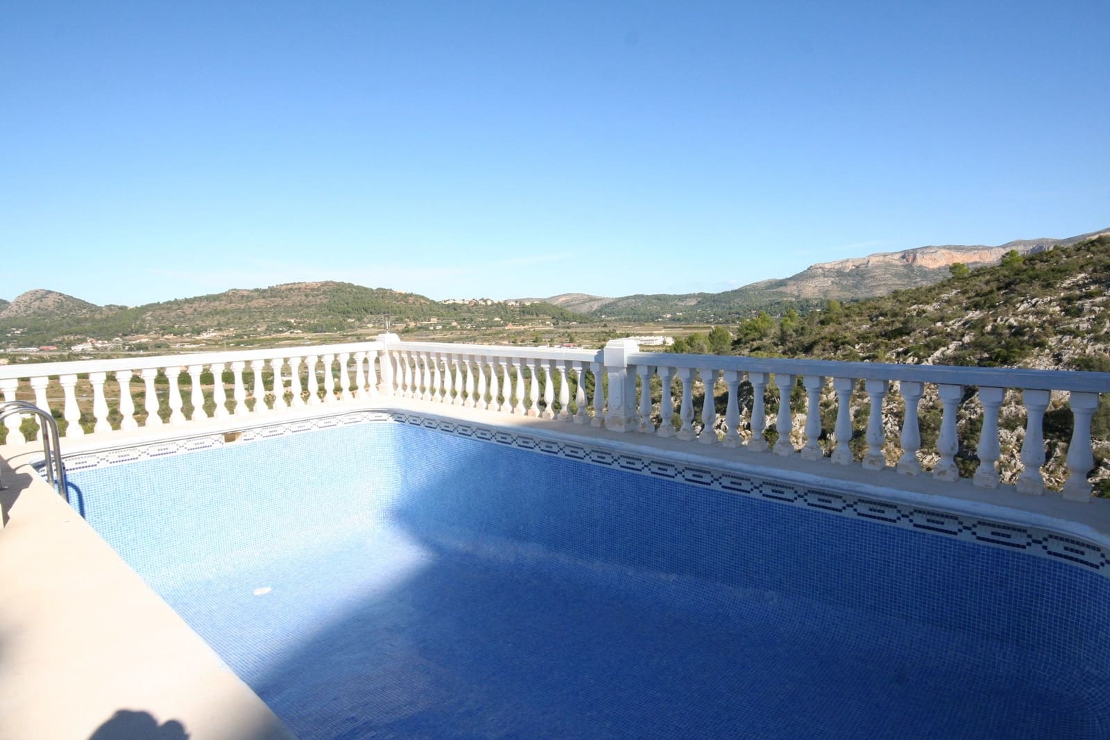 4 bedroom Villa for sale in Pedreguer with pool - € 290,000 (Ref: 10040066)
