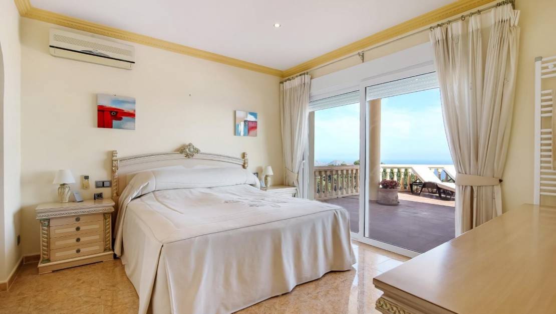 4 soveværelse Villa til salg i Moraira med swimmingpool - € 1.350.000 (Ref: 10040105)