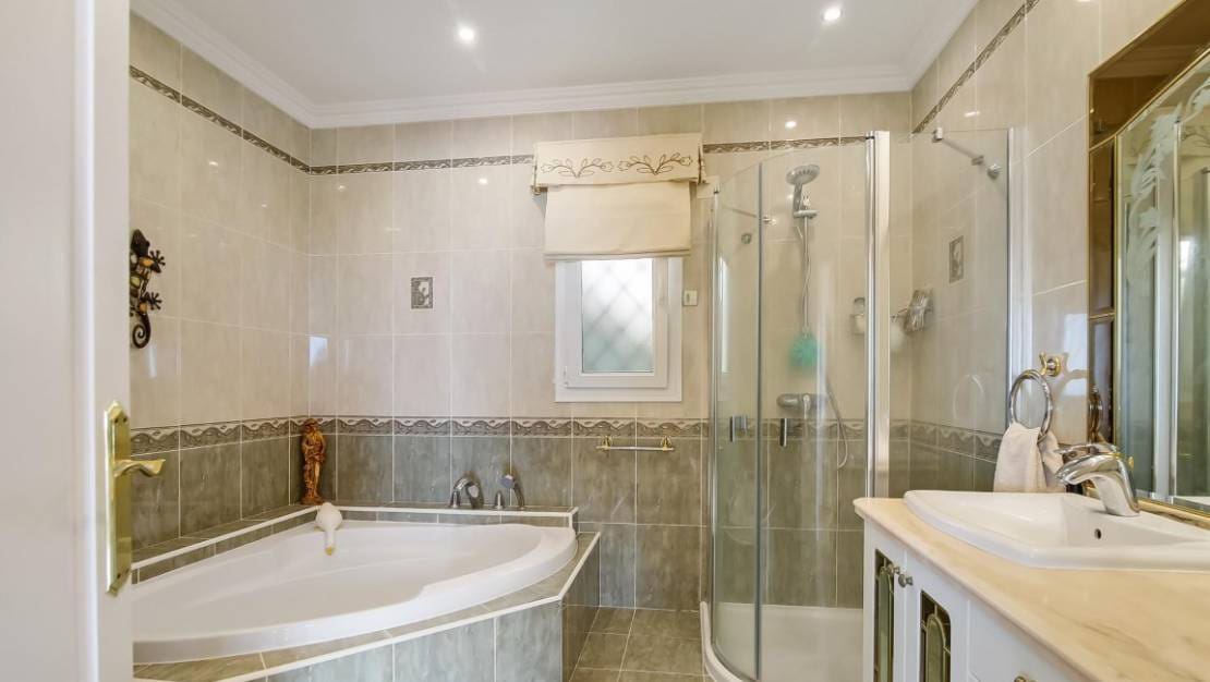 4 soveværelse Villa til salg i Moraira med swimmingpool - € 1.350.000 (Ref: 10040105)