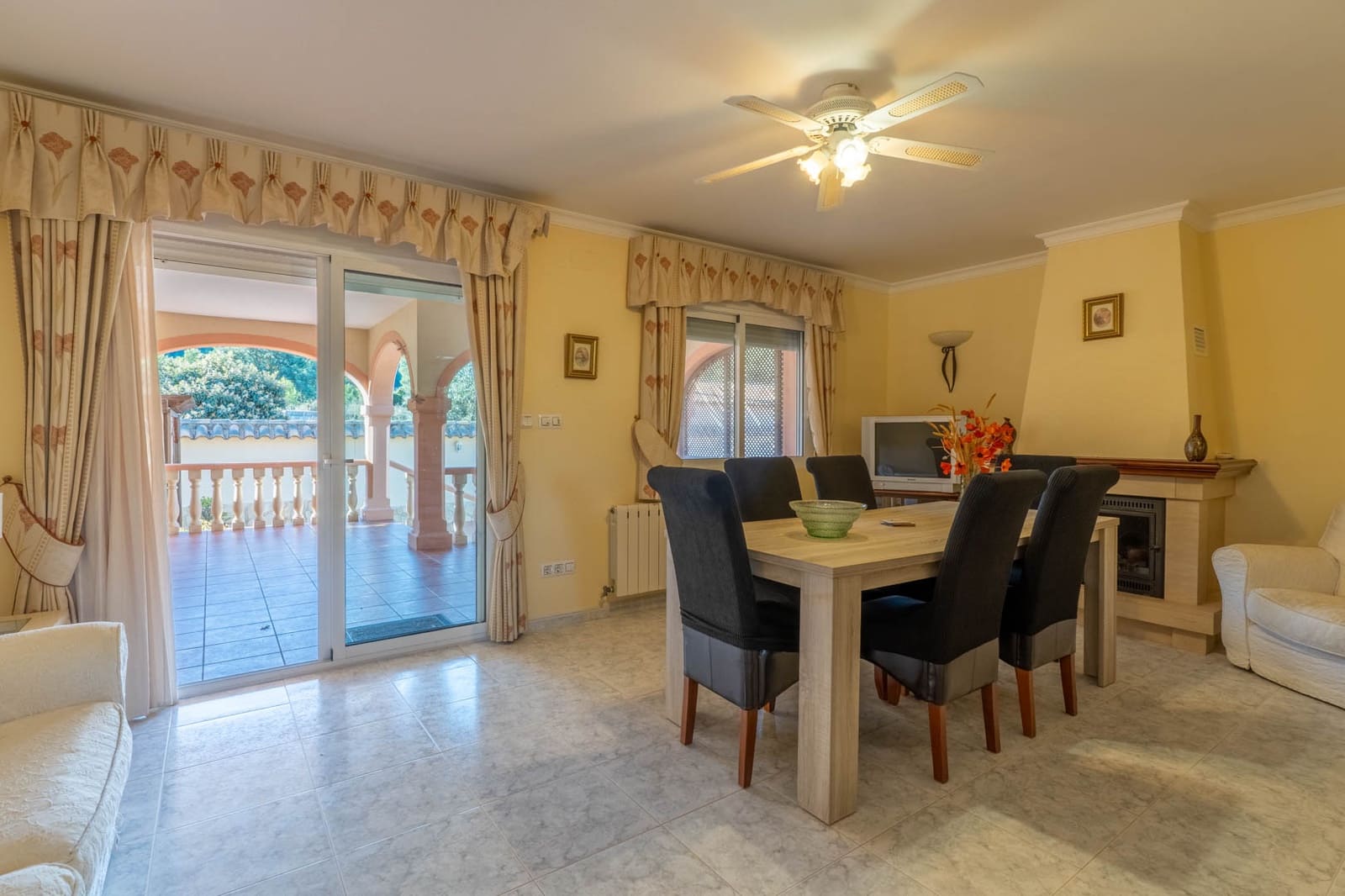 3 bedroom Villa for sale in Jalon / Xalo with pool garage - € 625,000 (Ref: 10040123)