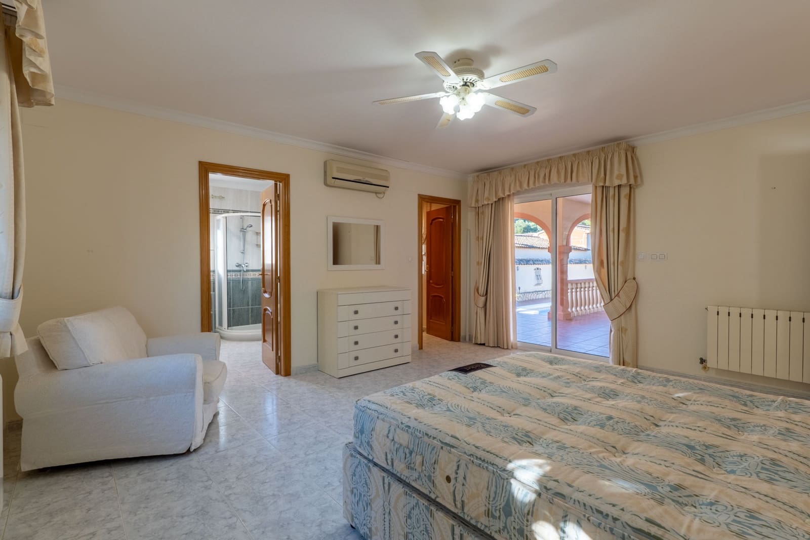 3 bedroom Villa for sale in Jalon / Xalo with pool garage - € 625,000 (Ref: 10040123)