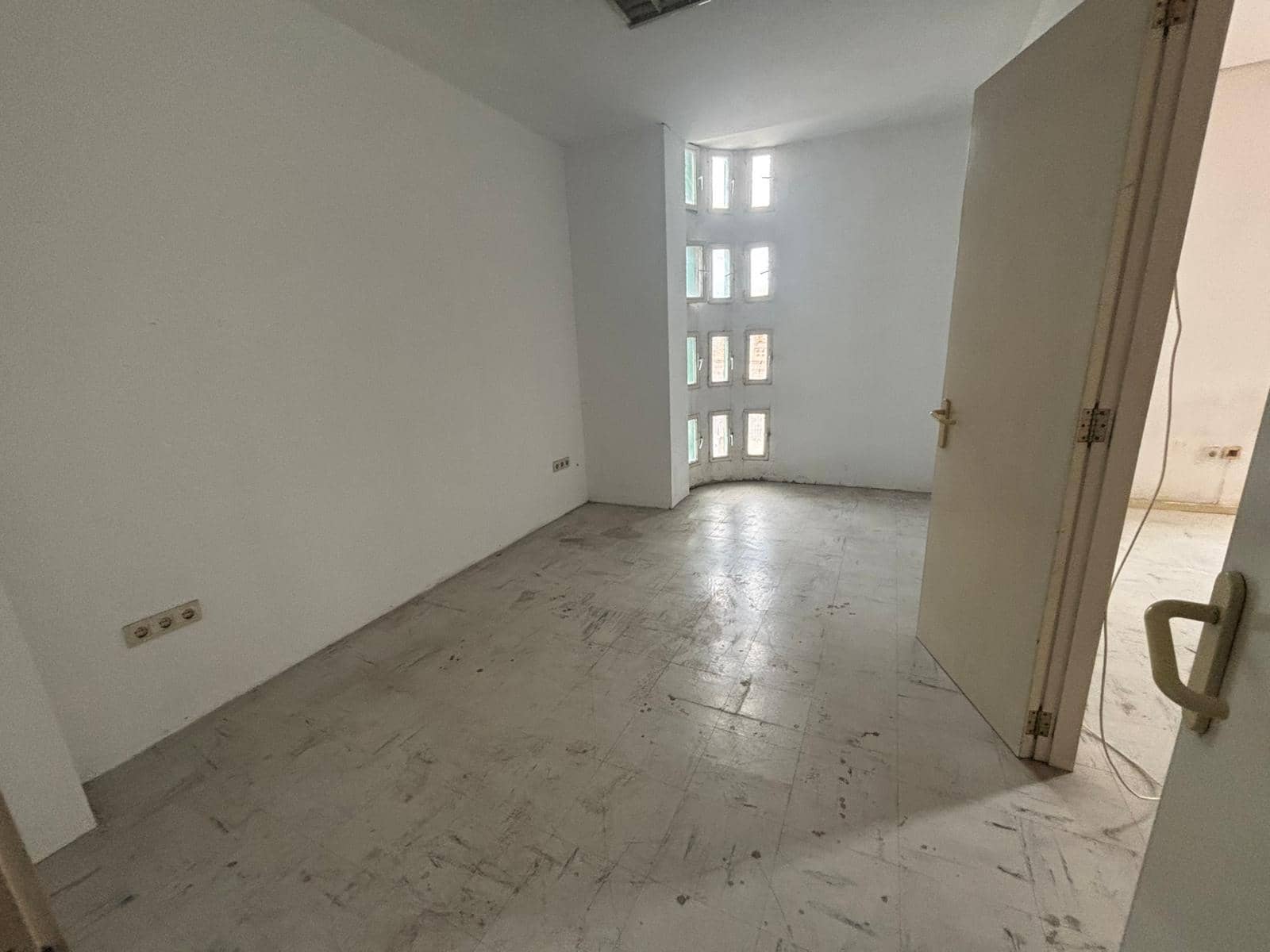 3 bedroom Commercial for rent in Ondara - € 2,850 (Ref: 10041757)