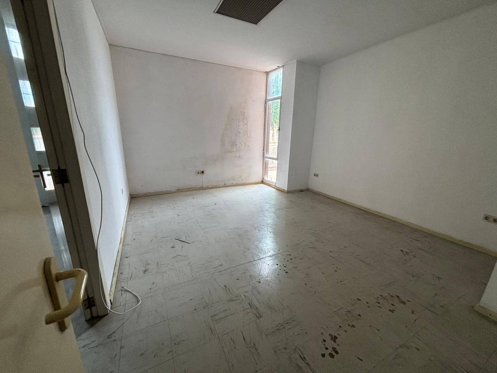 3 bedroom Commercial for rent in Ondara - € 2,850 (Ref: 10041757)