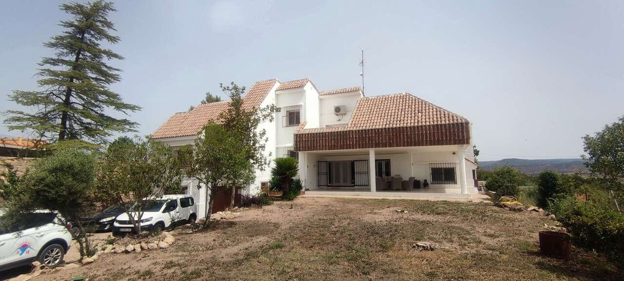 9 bedroom Commercial for sale in Ayora with pool garage - € 549,995 (Ref: 10046626)