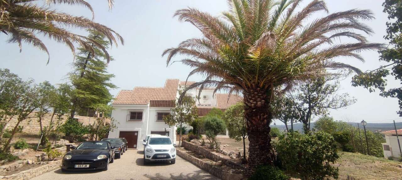 9 bedroom Commercial for sale in Ayora with pool garage - € 549,995 (Ref: 10046626)