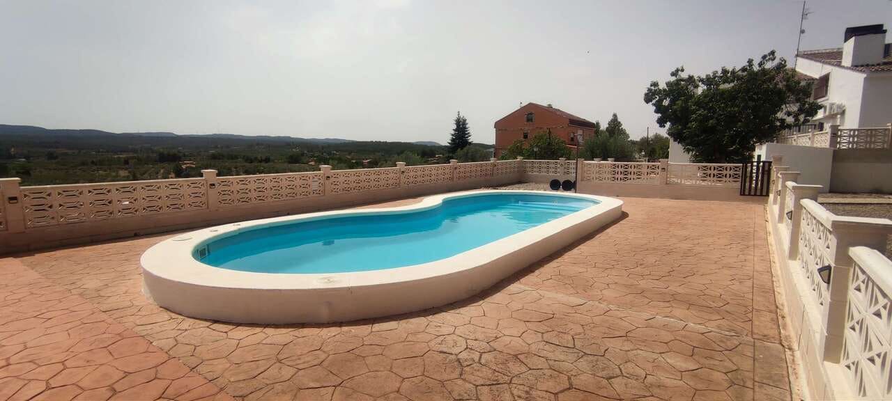 9 bedroom Commercial for sale in Ayora with pool garage - € 549,995 (Ref: 10046626)