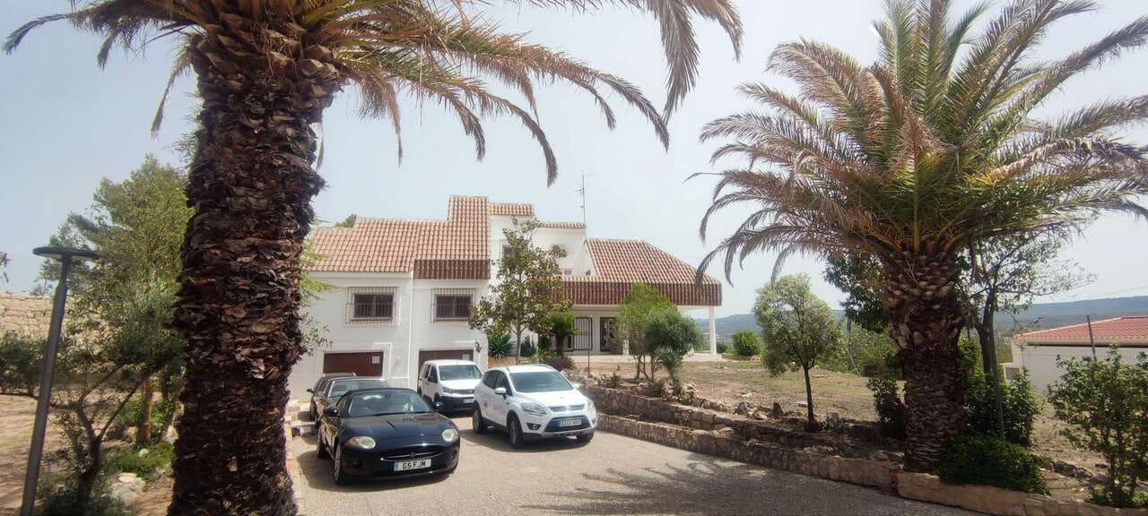 9 bedroom Commercial for sale in Ayora with pool garage - € 549,995 (Ref: 10046626)