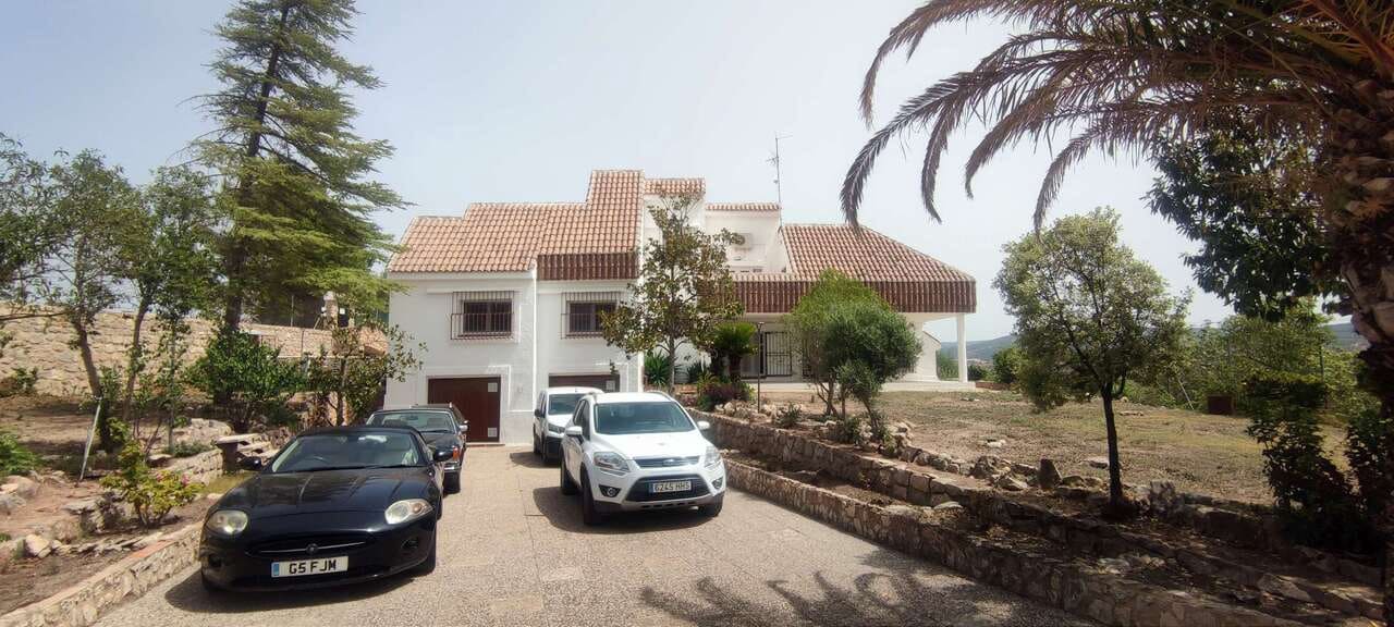 9 bedroom Commercial for sale in Ayora with pool garage - € 549,995 (Ref: 10046626)