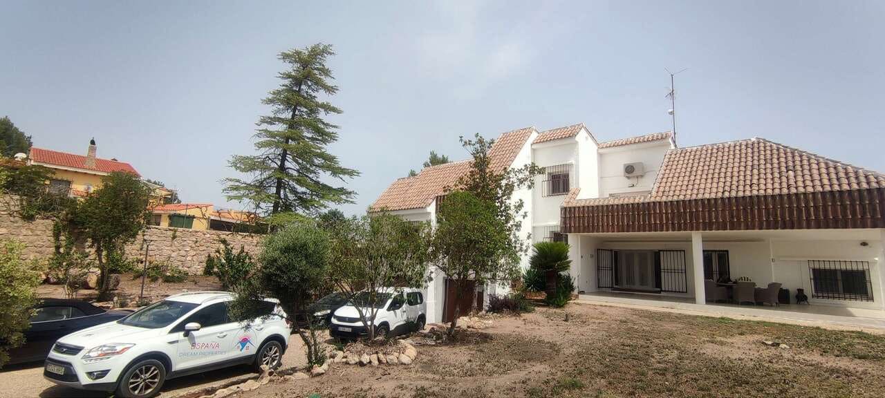 9 bedroom Commercial for sale in Ayora with pool garage - € 549,995 (Ref: 10046626)