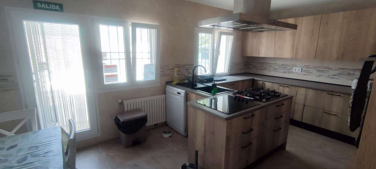 9 bedroom Commercial for sale in Ayora with pool garage - € 549,995 (Ref: 10046626)