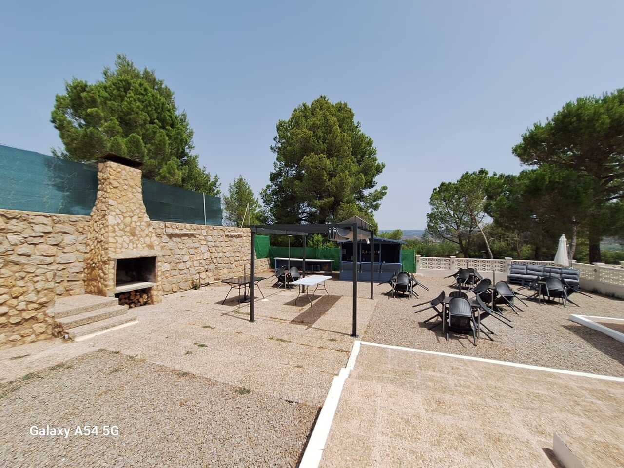 9 bedroom Commercial for sale in Ayora with pool garage - € 549,995 (Ref: 10046626)