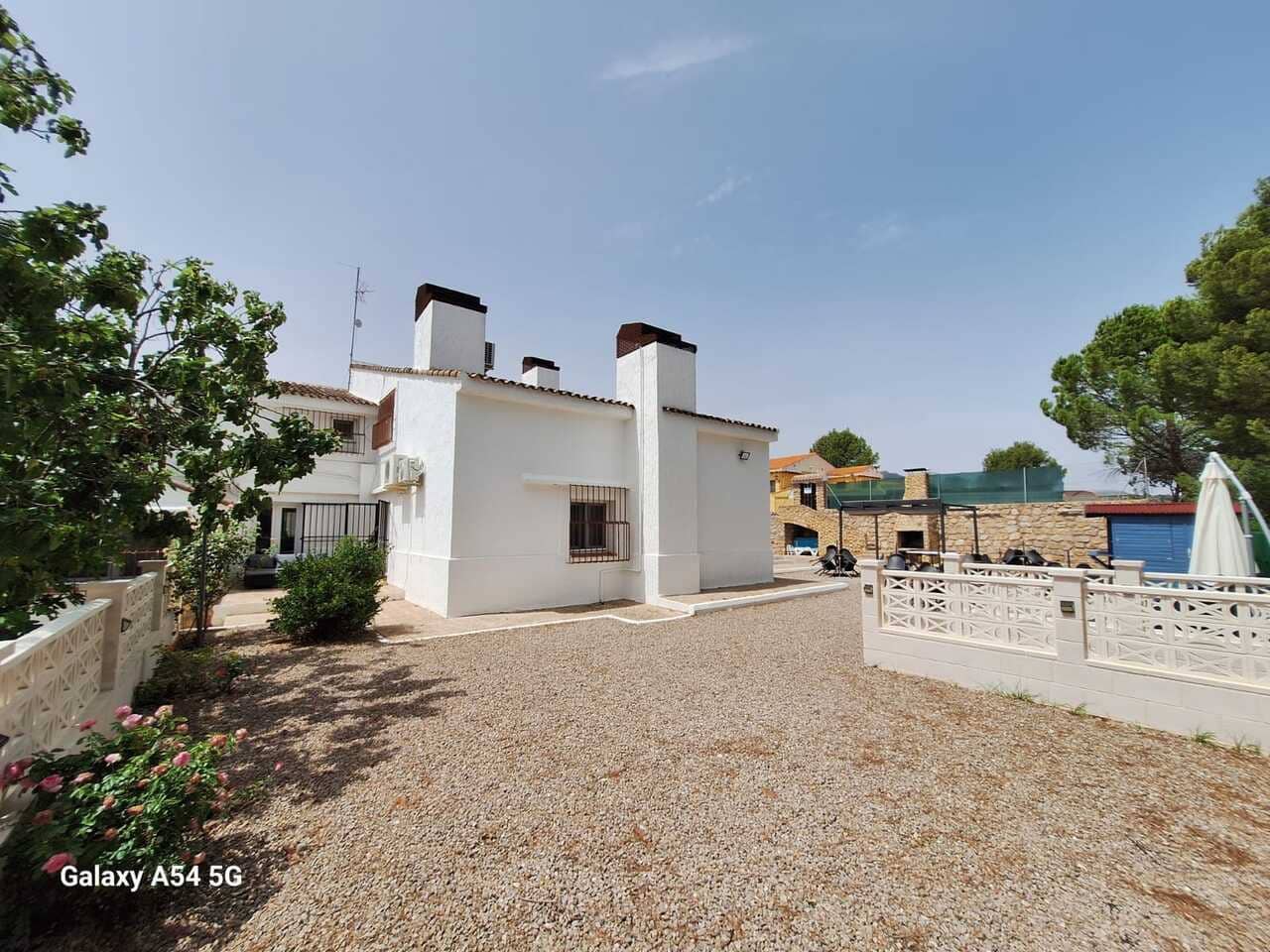 9 bedroom Commercial for sale in Ayora with pool garage - € 549,995 (Ref: 10046626)