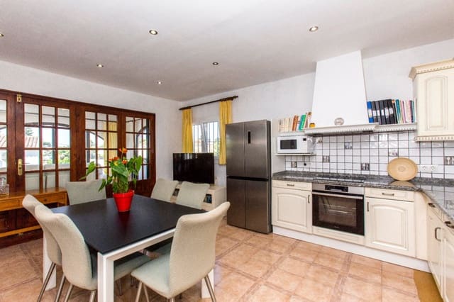 Chalet de 4 habitaciones en Benissa en venta con piscina garaje - 695.000 € (Ref: 10049453)