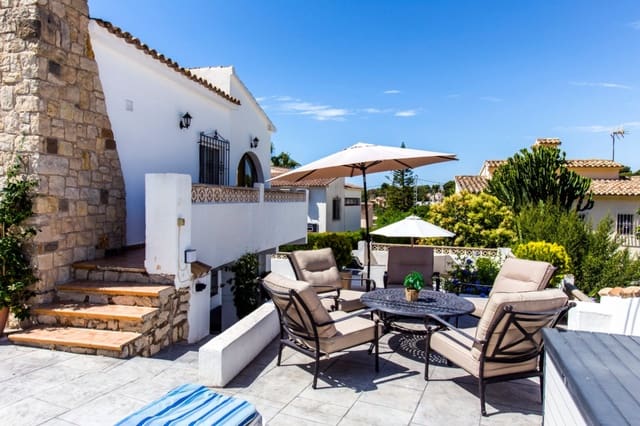 Chalet de 4 habitaciones en Benissa en venta con piscina garaje - 695.000 € (Ref: 10049453)