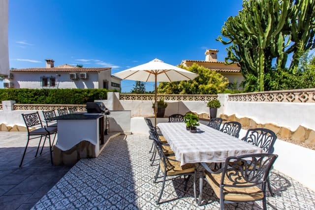 Chalet de 4 habitaciones en Benissa en venta con piscina garaje - 695.000 € (Ref: 10049453)