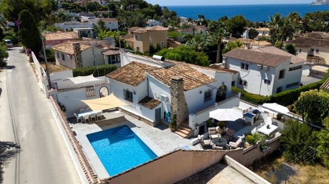 Chalet de 4 habitaciones en Benissa en venta con piscina garaje - 695.000 € (Ref: 10049453)