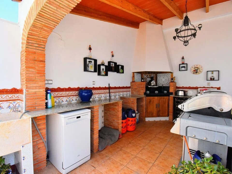 6 bedroom Townhouse for sale in Canals with pool - € 430,000 (Ref: 10049621)