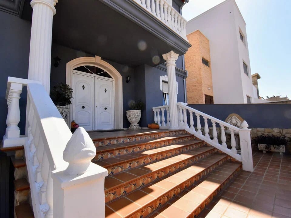 6 bedroom Townhouse for sale in Canals with pool - € 430,000 (Ref: 10049621)