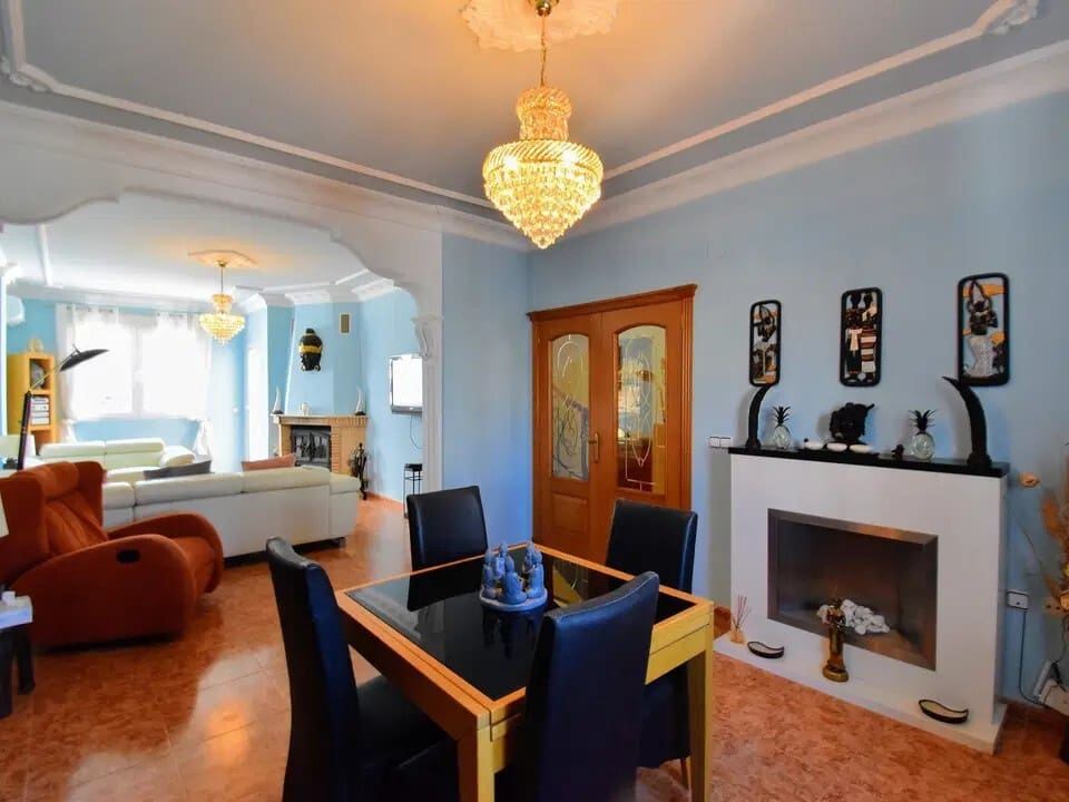 6 bedroom Townhouse for sale in Canals with pool - € 430,000 (Ref: 10049621)