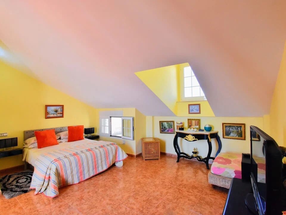 6 bedroom Townhouse for sale in Canals with pool - € 430,000 (Ref: 10049621)