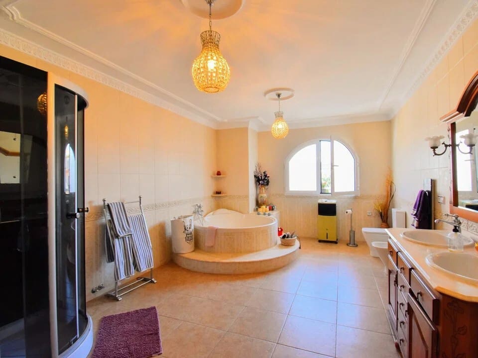 6 bedroom Townhouse for sale in Canals with pool - € 430,000 (Ref: 10049621)