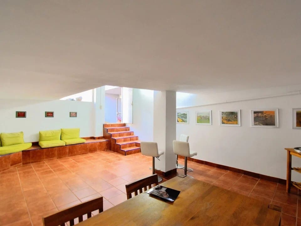 6 bedroom Townhouse for sale in Canals with pool - € 430,000 (Ref: 10049621)