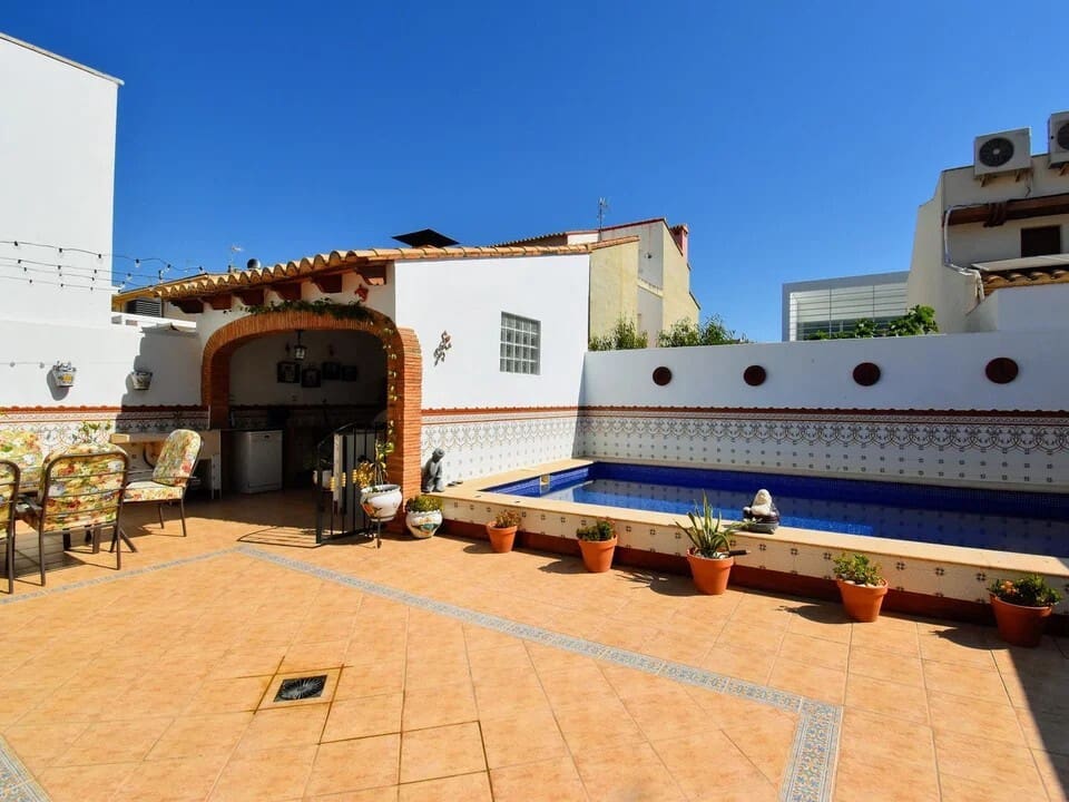 6 bedroom Townhouse for sale in Canals with pool - € 430,000 (Ref: 10049621)