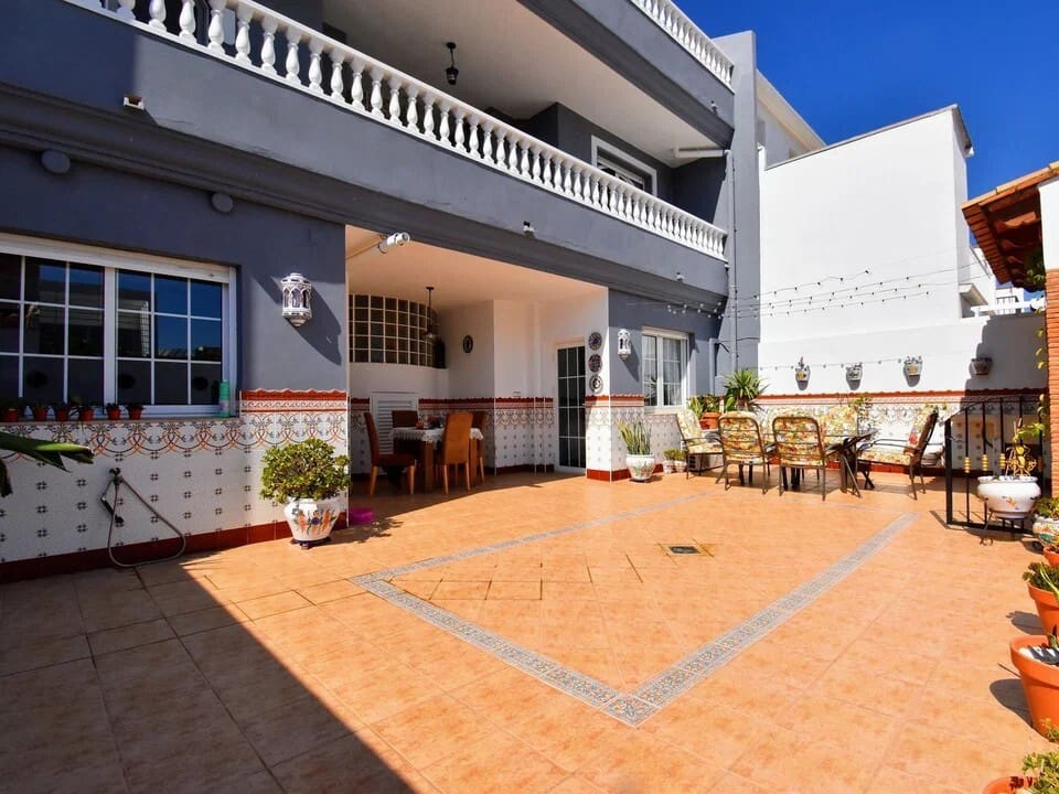 6 bedroom Townhouse for sale in Canals with pool - € 430,000 (Ref: 10049621)