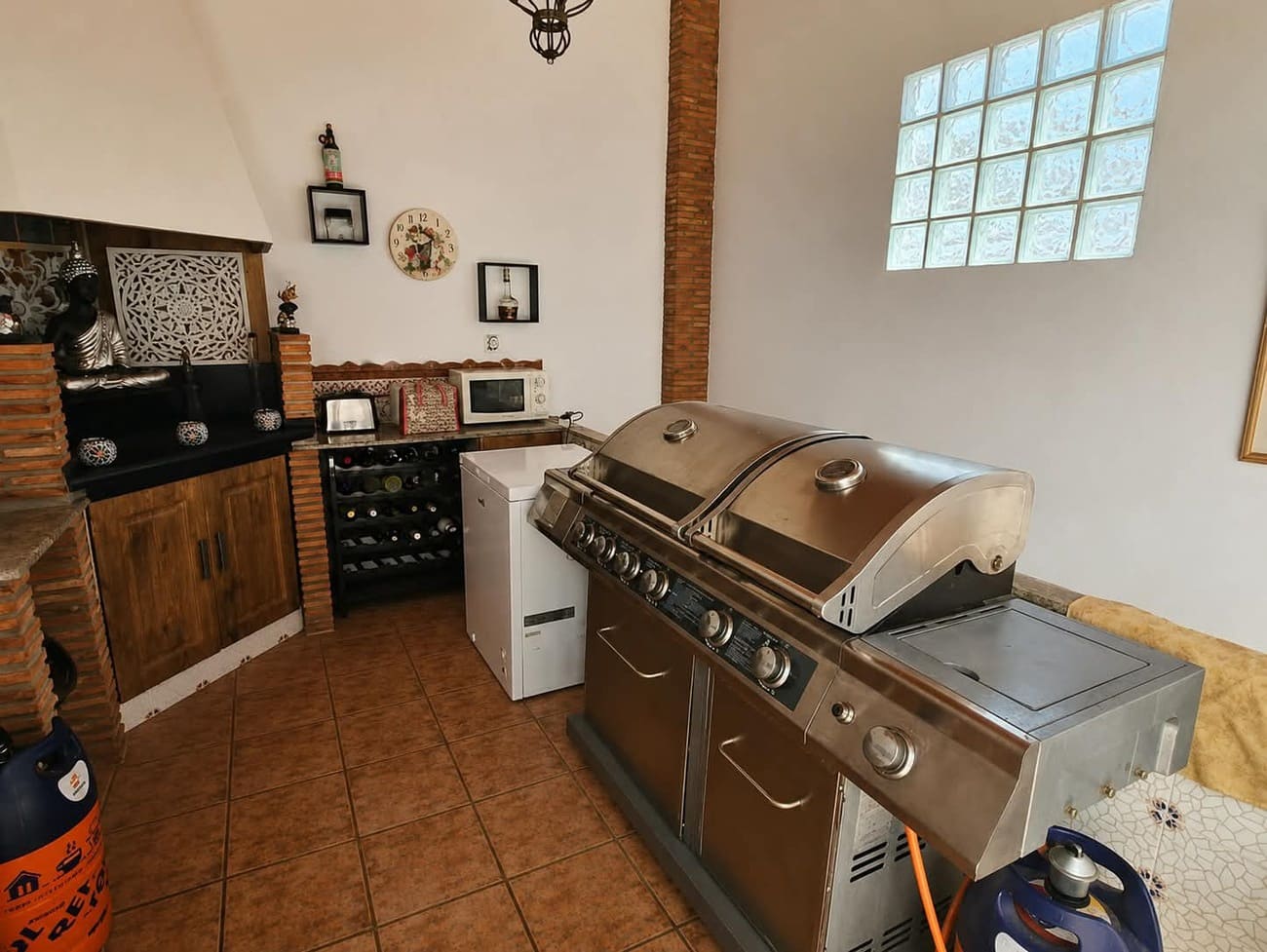 6 bedroom Townhouse for sale in Canals with pool - € 430,000 (Ref: 10049621)