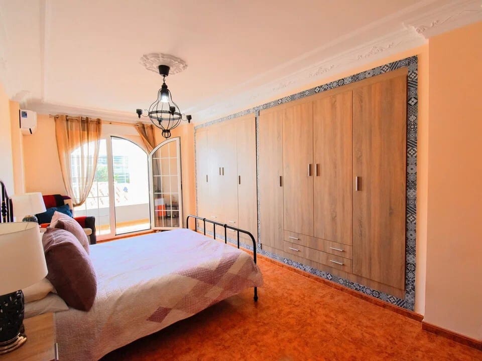 6 bedroom Townhouse for sale in Canals with pool - € 430,000 (Ref: 10049621)
