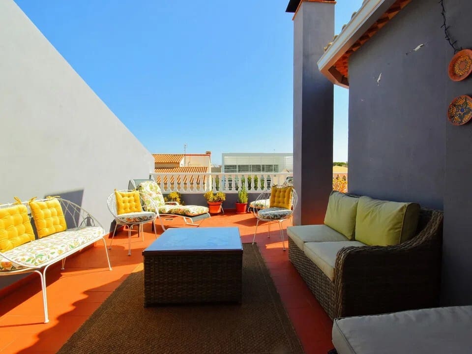 6 bedroom Townhouse for sale in Canals with pool - € 430,000 (Ref: 10049621)