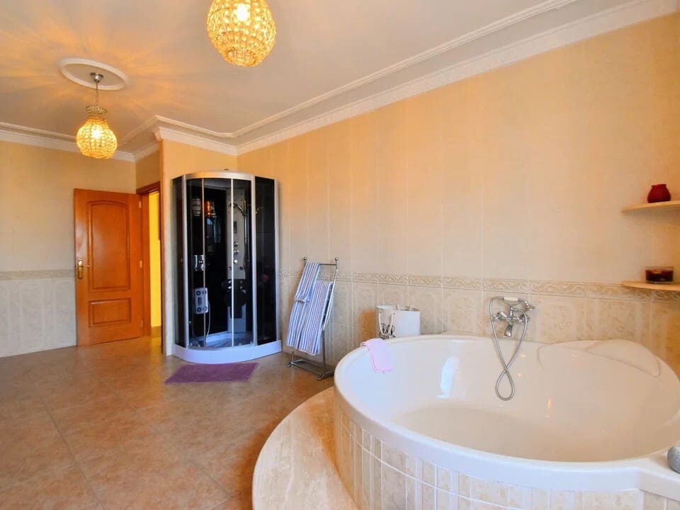 6 bedroom Townhouse for sale in Canals with pool - € 430,000 (Ref: 10049621)