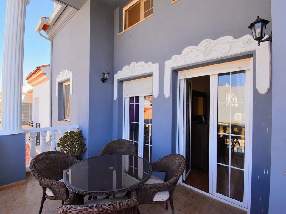 6 bedroom Townhouse for sale in Canals with pool - € 430,000 (Ref: 10049621)