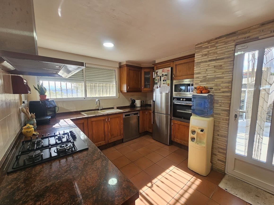4 bedroom Villa for sale in Alberic with pool - € 325,000 (Ref: 10049622)