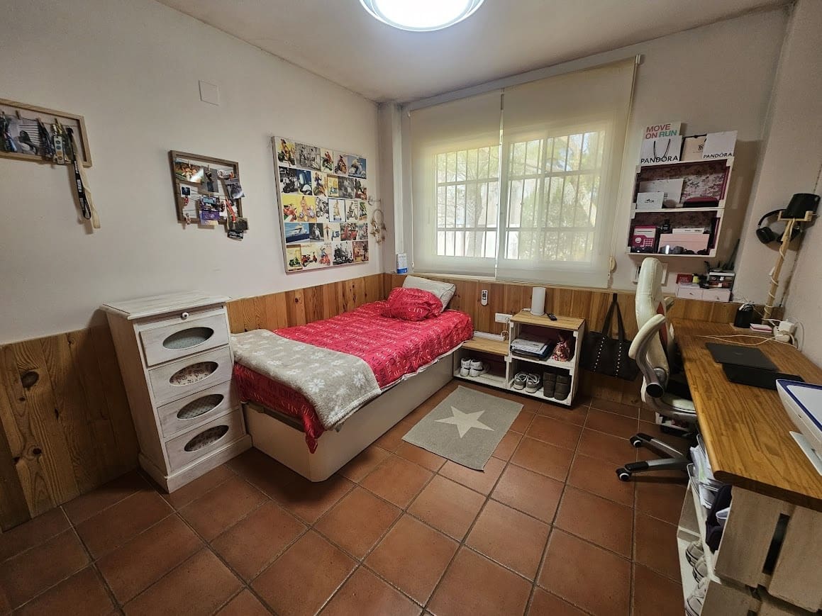 4 bedroom Villa for sale in Alberic with pool - € 325,000 (Ref: 10049622)