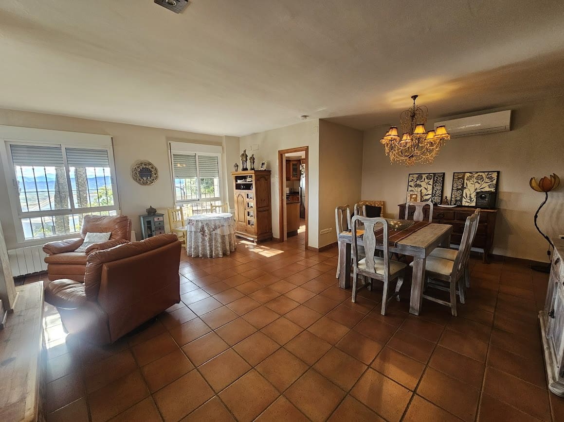 4 bedroom Villa for sale in Alberic with pool - € 325,000 (Ref: 10049622)